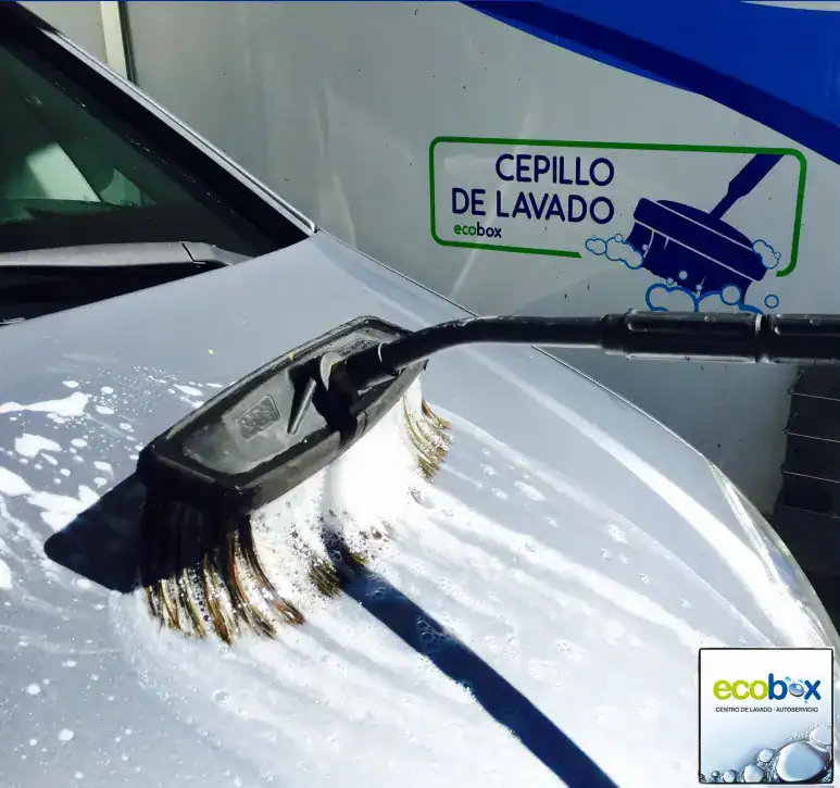 Lavado ecológico con cepillo en ECOBOX, lavado de vehículos eficiente y sostenible.