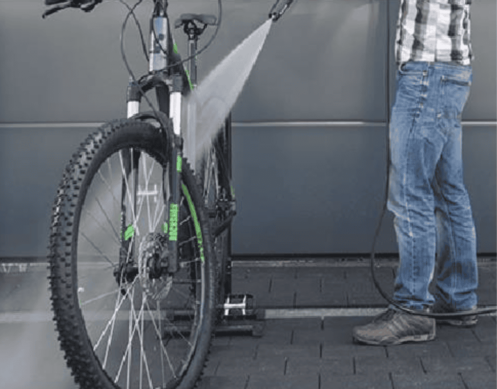 Lavado de bicicleta con sistema ecológico en ECOBOX, instalaciones modernas y sostenibles.