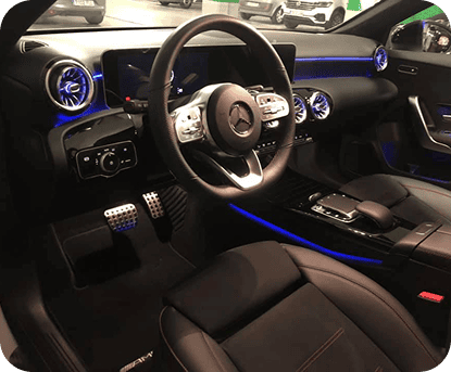 Interior de coche Mercedes-Benz con tecnología avanzada y diseño elegante.