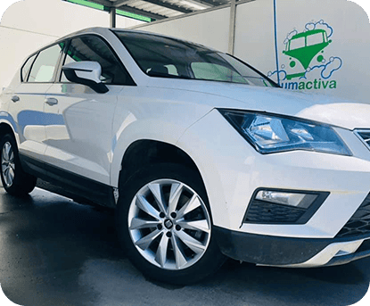 Vehículo en lavado ecológico ECOBOX con tecnología sostenible.