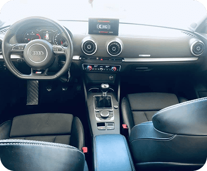 Interior de coche ecológico con sistema ECOBOX para lavado eficiente y sostenible.