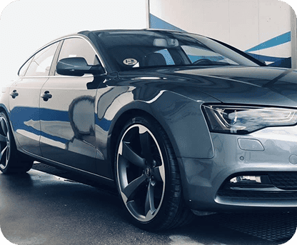 Vehículo eléctrico en proceso de lavado ecológico en ECOBOX, lavado sostenible y eficiente.